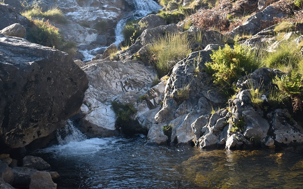 Piscinas naturales en Gredos desde Hacienda La Coracera